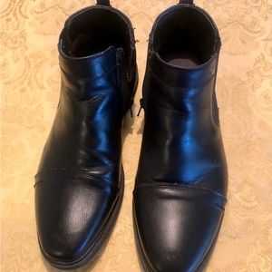 Sonoma black 9.5 side zip boot. Good condition.